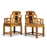 A PAIR OF CHINESE ELM (YUMA) AND HONGMU ARMCHAIRS - Foto 3