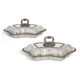 A PAIR OF GEORGE IV SILVER ENTR&#201;E DISHES AND COVERS - photo 1