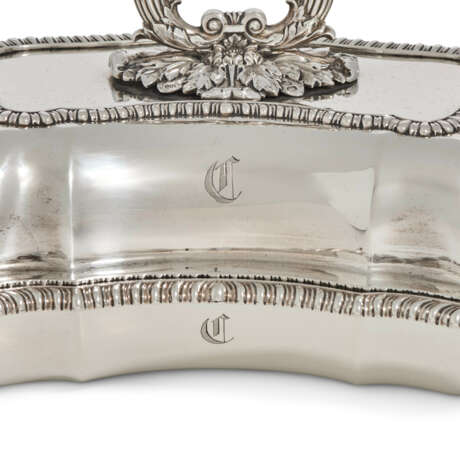 A PAIR OF GEORGE IV SILVER ENTR&#201;E DISHES AND COVERS - Foto 2