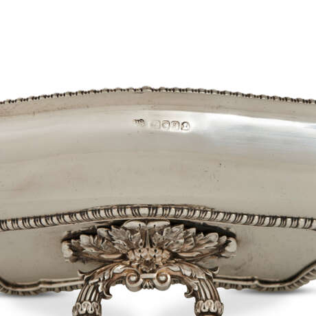 A PAIR OF GEORGE IV SILVER ENTR&#201;E DISHES AND COVERS - фото 3