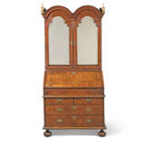A QUEEN ANNE WALNUT AND FEATHERBANDED DOUBLE-DOMED BUREAU-CABINET - Foto 1