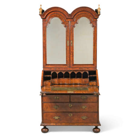 A QUEEN ANNE WALNUT AND FEATHERBANDED DOUBLE-DOMED BUREAU-CABINET - Foto 2