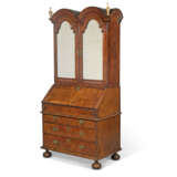 A QUEEN ANNE WALNUT AND FEATHERBANDED DOUBLE-DOMED BUREAU-CABINET - Foto 3