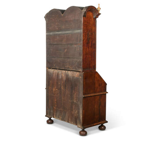 A QUEEN ANNE WALNUT AND FEATHERBANDED DOUBLE-DOMED BUREAU-CABINET - Foto 5