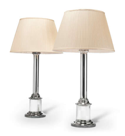 A PAIR OF SILVERED-METAL LARGE TABLE LAMPS - фото 1