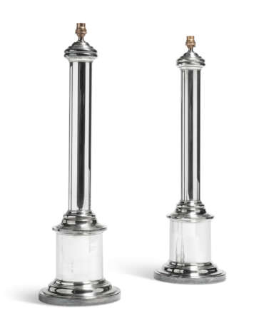 A PAIR OF SILVERED-METAL LARGE TABLE LAMPS - фото 2