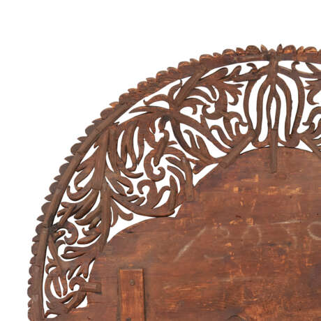 A WILLIAM AND MARY WALNUT AND MARQUETRY CUSHION-MOULDED MIRROR - photo 4