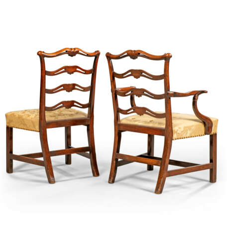 A SET OF EIGHT GEORGE III MAHOGANY LADDERBACK DINING-CHAIRS - фото 3