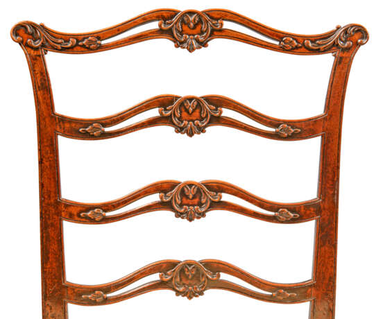 A SET OF EIGHT GEORGE III MAHOGANY LADDERBACK DINING-CHAIRS - Foto 5