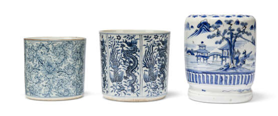 A GROUP OF NINE CHINESE BLUE AND WHITE CYLINDRICAL VESSELS - Foto 2