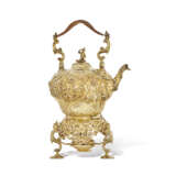A GEORGE II SILVER-GILT KETTLE, STAND AND LAMP - Foto 2