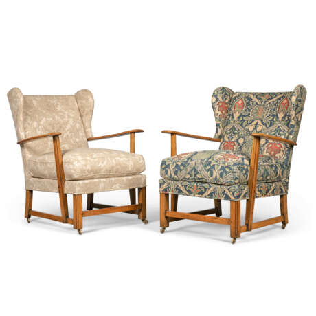 A PAIR OF COTSWOLD SCHOOL OAK OPEN WING ARMCHAIRS - photo 1