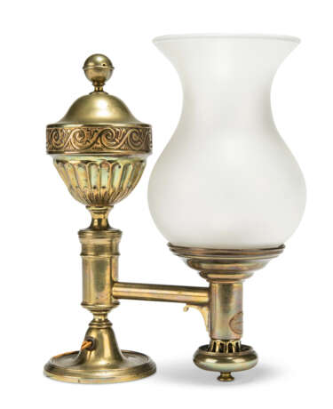 A PAIR OF GERMAN GILT-BRASS ADJUSTABLE OIL LAMPS - Foto 2