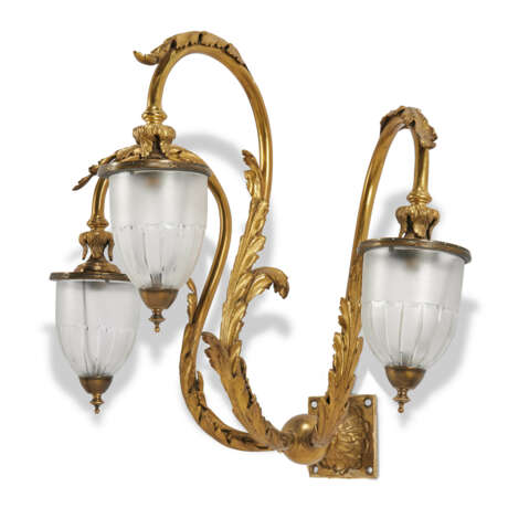 A SET OF FOUR GILT-BRONZE LARGE THREE-BRANCH WALL-LIGHTS - фото 7