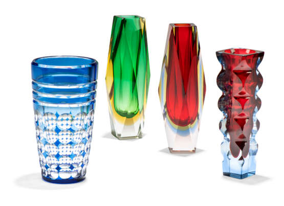 A GROUP OF FOUR COLOURED GLASS VASES - фото 1