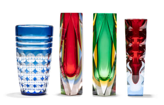 A GROUP OF FOUR COLOURED GLASS VASES - фото 2
