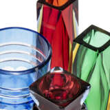 A GROUP OF FOUR COLOURED GLASS VASES - Foto 3