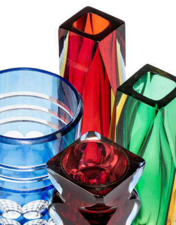 A GROUP OF FOUR COLOURED GLASS VASES - фото 3