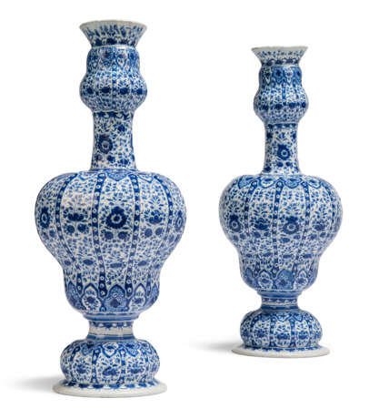 A PAIR OF DUTCH DELFT BLUE AND WHITE VASES - фото 1