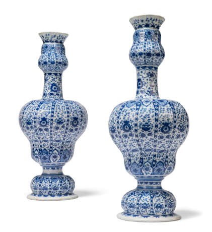A PAIR OF DUTCH DELFT BLUE AND WHITE VASES - фото 2