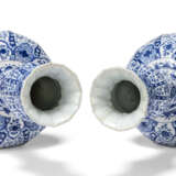 A PAIR OF DUTCH DELFT BLUE AND WHITE VASES - фото 3