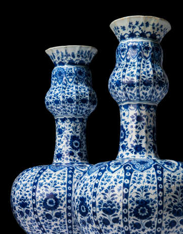 A PAIR OF DUTCH DELFT BLUE AND WHITE VASES - фото 5