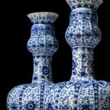 A PAIR OF DUTCH DELFT BLUE AND WHITE VASES - фото 5