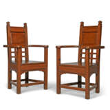A PAIR OF SOUTH AFRICAN TEAK HALL ARMCHAIRS - Foto 1