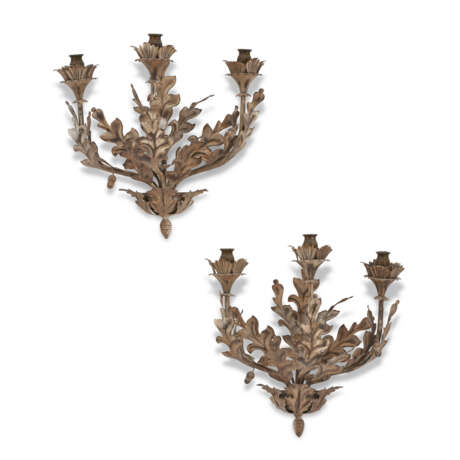 A SET OF FOUR TOLE PEINTE THREE-BRANCH WALL-LIGHTS - photo 3