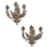 A SET OF FOUR TOLE PEINTE THREE-BRANCH WALL-LIGHTS - Foto 4