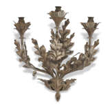 A SET OF FOUR TOLE PEINTE THREE-BRANCH WALL-LIGHTS - фото 5