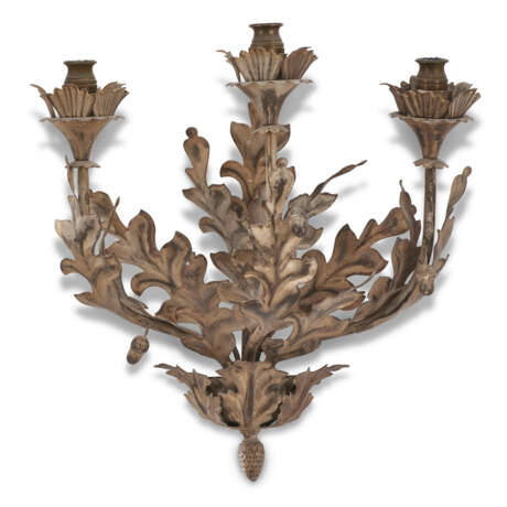 A SET OF FOUR TOLE PEINTE THREE-BRANCH WALL-LIGHTS - фото 6