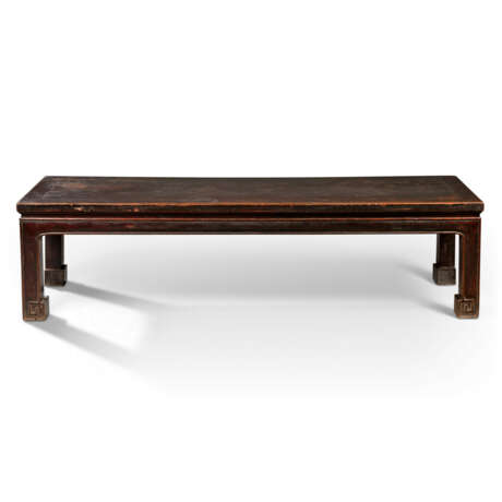 A CHINESE AUBERGINE-LACQUERED ELM LOW TABLE - Foto 1