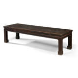 A CHINESE AUBERGINE-LACQUERED ELM LOW TABLE - Foto 2