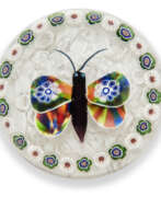 Завод Баккара (Baccarat). A BACCARAT GARLANDED BUTTERFLY WEIGHT