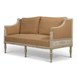 A NORTH EUROPEAN PARCEL-GILT AND WHITE-PAINTED CARVED WOOD AND COMPOSITION SOFA - Foto 2