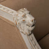 A NORTH EUROPEAN PARCEL-GILT AND WHITE-PAINTED CARVED WOOD AND COMPOSITION SOFA - Foto 3