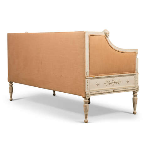 A NORTH EUROPEAN PARCEL-GILT AND WHITE-PAINTED CARVED WOOD AND COMPOSITION SOFA - Foto 4