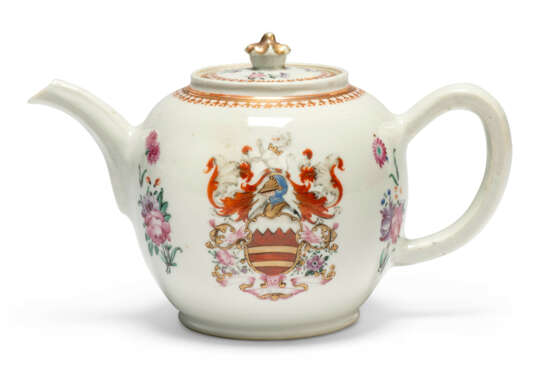 A CHINESE EXPORT FAMILLE ROSE ARMORIAL TEAPOT AND COVER - фото 1