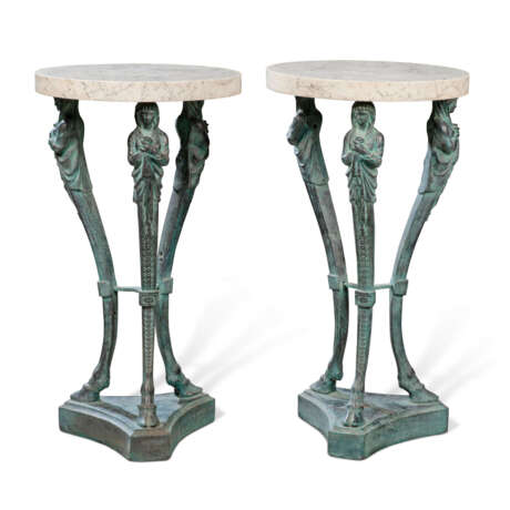 A PAIR OF FRENCH PATINATED-CAST-IRON AND MARBLE STANDS - Foto 2