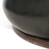 A PATINATED-BRONZE `PULP` TABLE - Foto 3