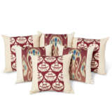 A GROUP OF SIX IKAT SILK AND CREAM LINEN SQUARE CUSHIONS - Foto 1