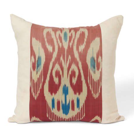 A GROUP OF SIX IKAT SILK AND CREAM LINEN SQUARE CUSHIONS - Foto 2