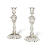 A PAIR OF VICTORIAN SILVER CANDLESTICKS - фото 1