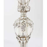 A PAIR OF VICTORIAN SILVER CANDLESTICKS - Foto 2