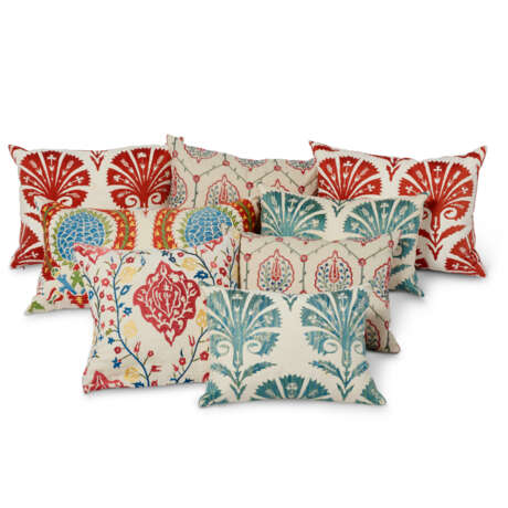 A GROUP OF EIGHT SUSANI CUSHIONS - фото 1