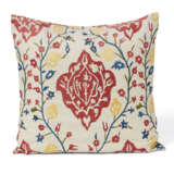 A GROUP OF EIGHT SUSANI CUSHIONS - Foto 3
