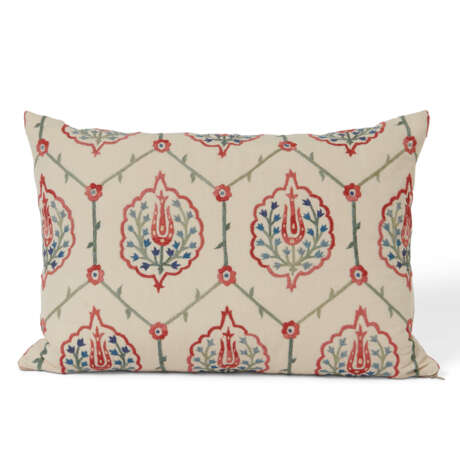 A GROUP OF EIGHT SUSANI CUSHIONS - Foto 4