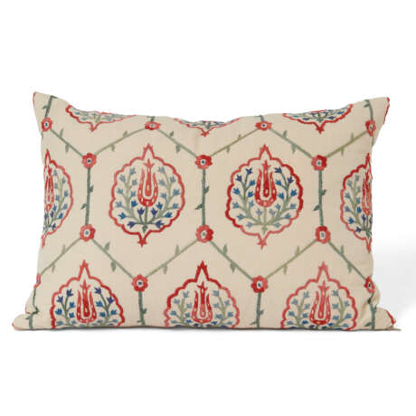 A GROUP OF EIGHT SUSANI CUSHIONS - Foto 5