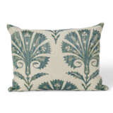 A GROUP OF EIGHT SUSANI CUSHIONS - Foto 6